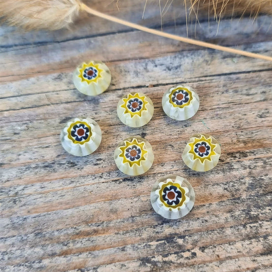 Kraal wit - millefiori blauw met rood bloemetje