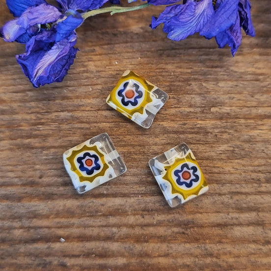 Kraal wit - millefiori rechthoek met blauw bloemetje