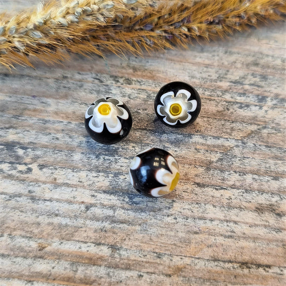 Kraal zwart - millefiori met wit bloemetje