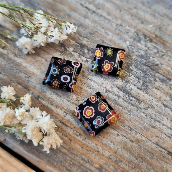 Kraal zwart - millefiori vierkant met bloemetjes