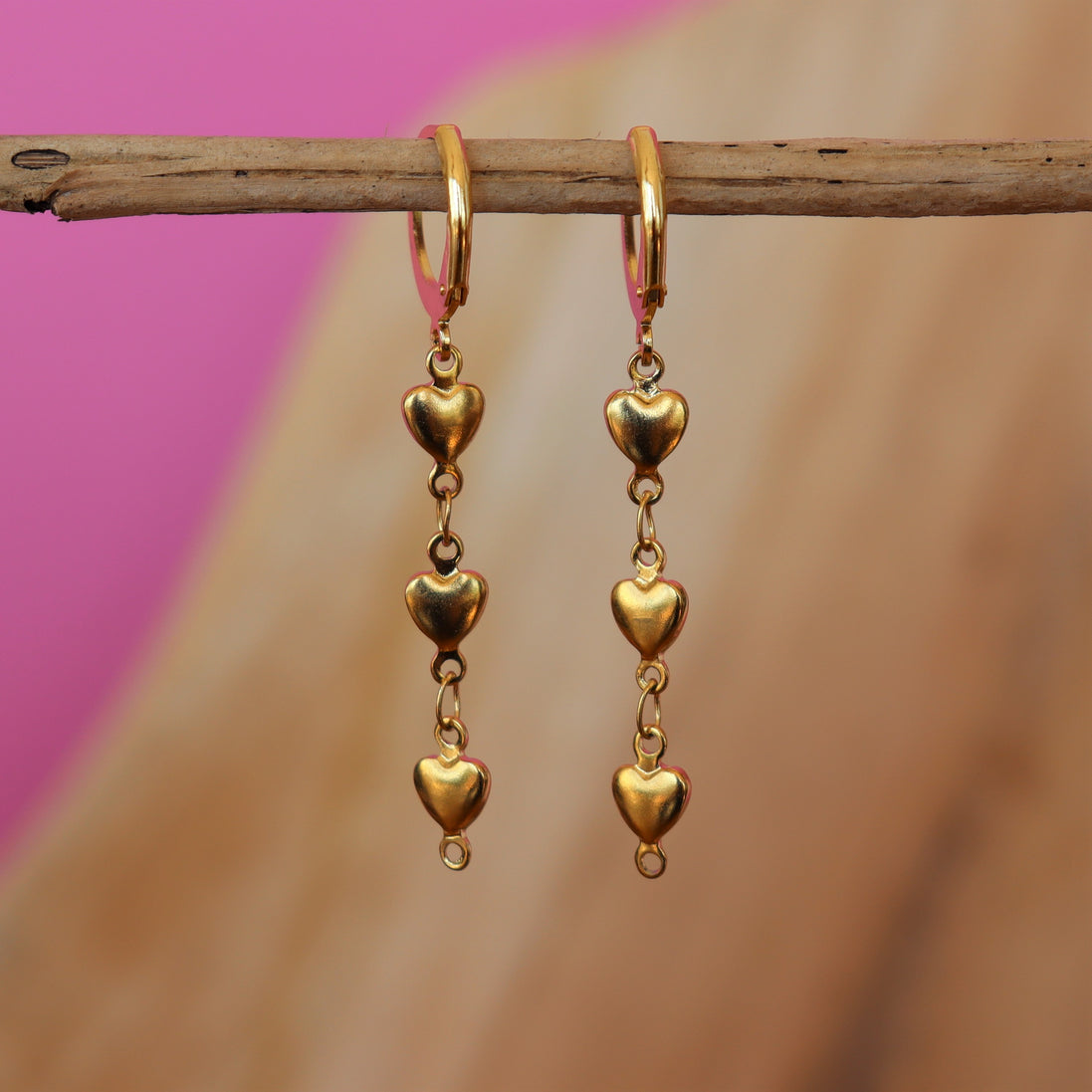 Edelstahlohrringe mit goldenen Herzen